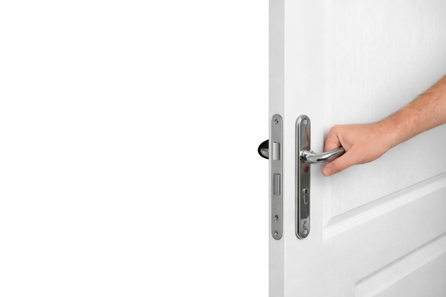 En hånd som holder et moderne dørhåndtak i metall på en hvit innerdør.